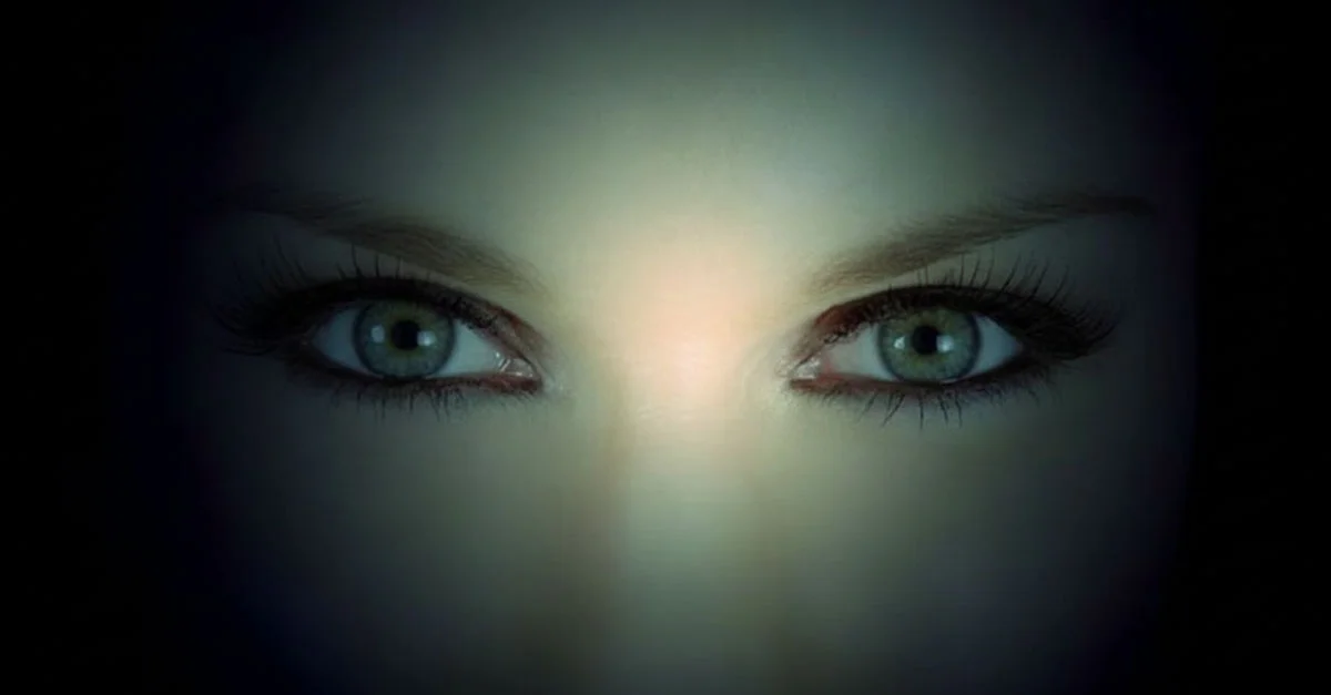 Ojos azules con luz mística representando el sexto sentido según el signo zodiacal e intuición psicológica