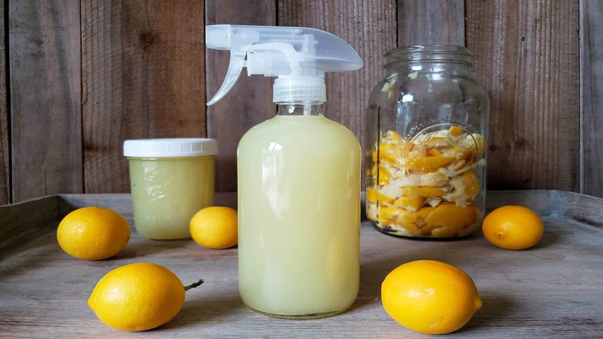 Frascos con vinagre y limón para limpieza casera natural
